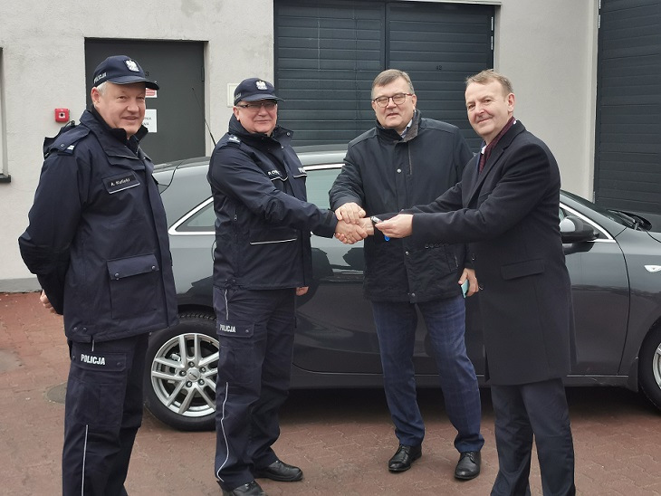 4 osoby stojące przed samochodem od lewej Zastępca Komendanta, Komendant Komisariatu, Wójt Gminy oraz Burmistrz Miasta Międzyrzec Podlaski 