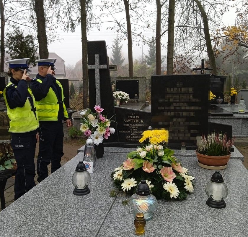 policjanci oddają honor nad grobem