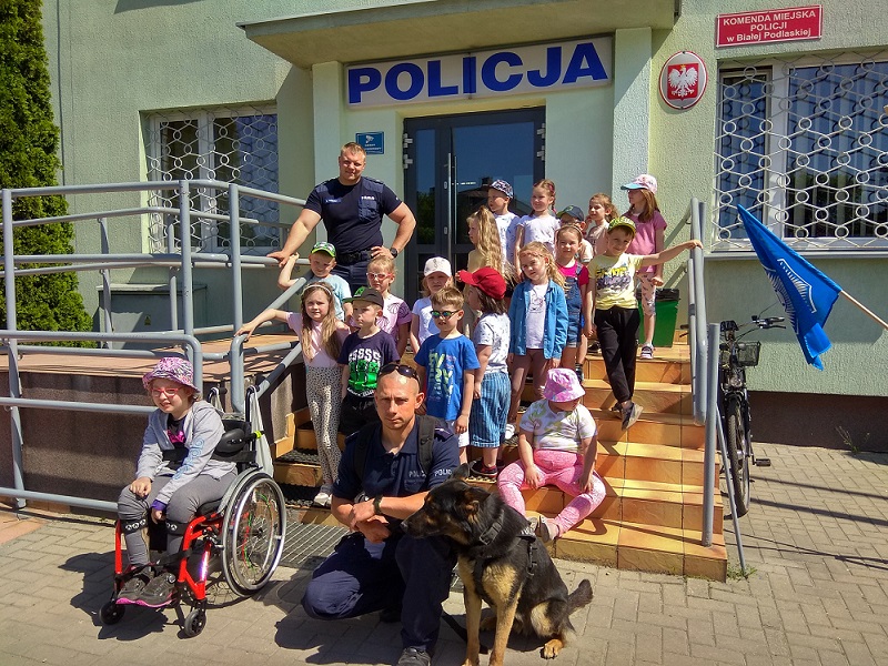 zdjęcie grupowe dzieci z policjantami