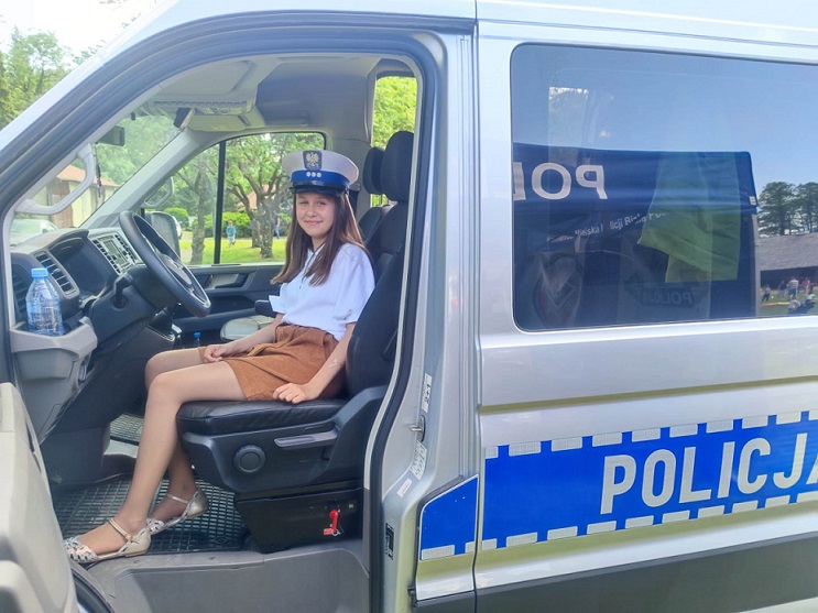 dziewczynka siedząca za kierownicą radiowozu