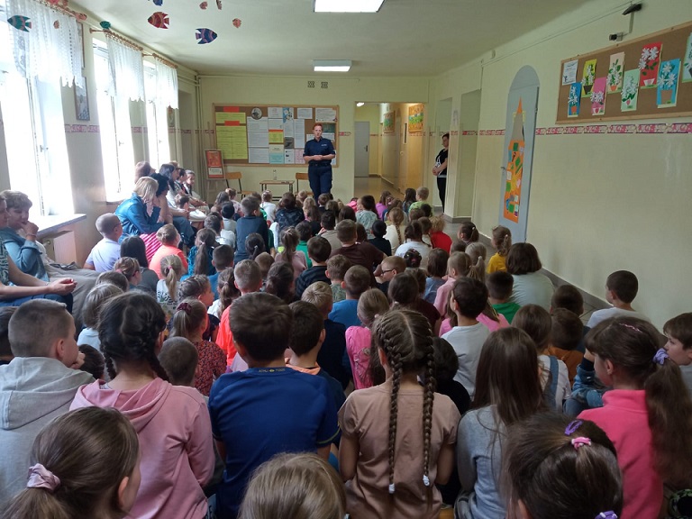 spotkanie policjantki z uczniami szkoły