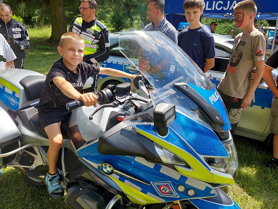 Chłopiec na policyjnym motocyklu