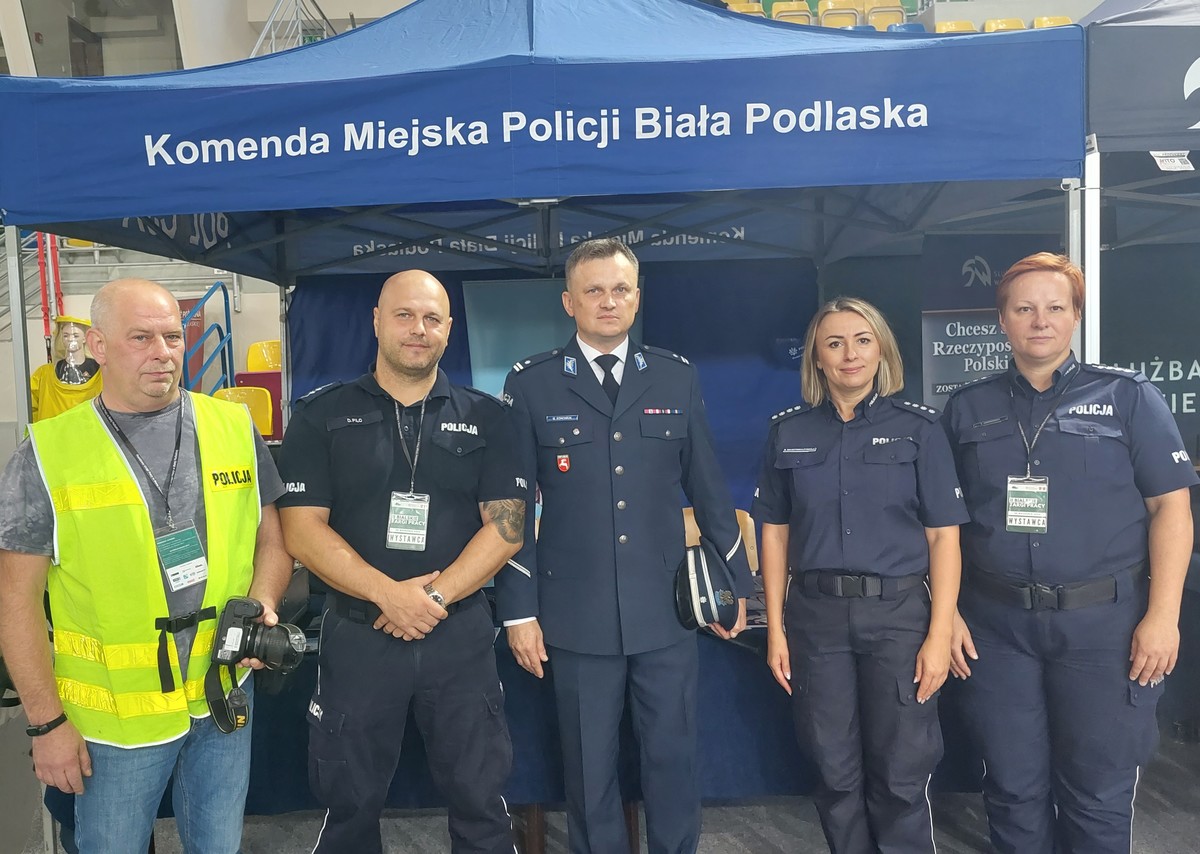 zdjęcie policjantów z komendantem