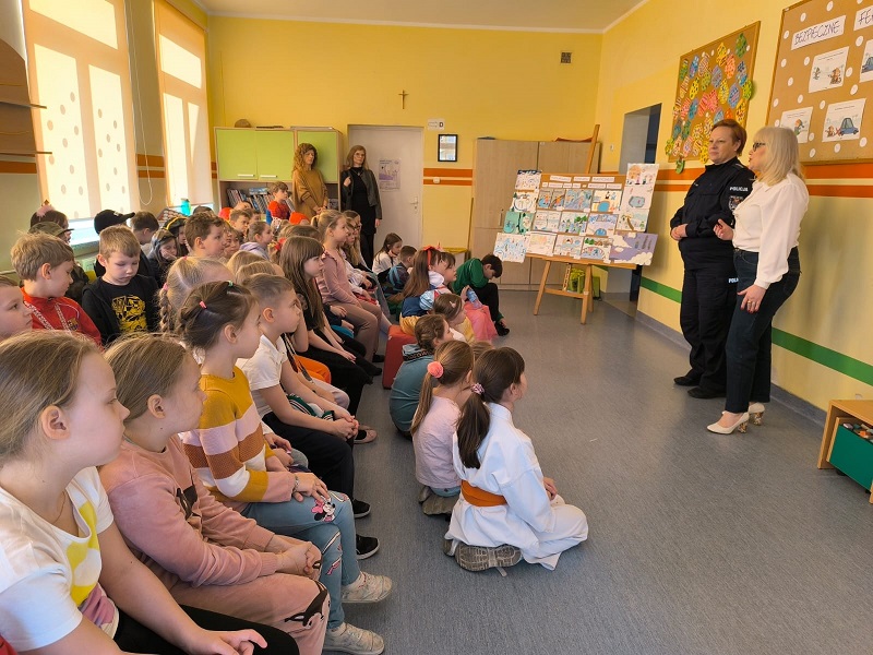 policjantka podczas pogadanki