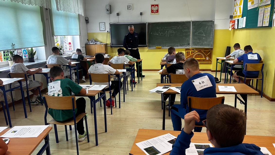 uczniowie podczas pisania testu wiedzy