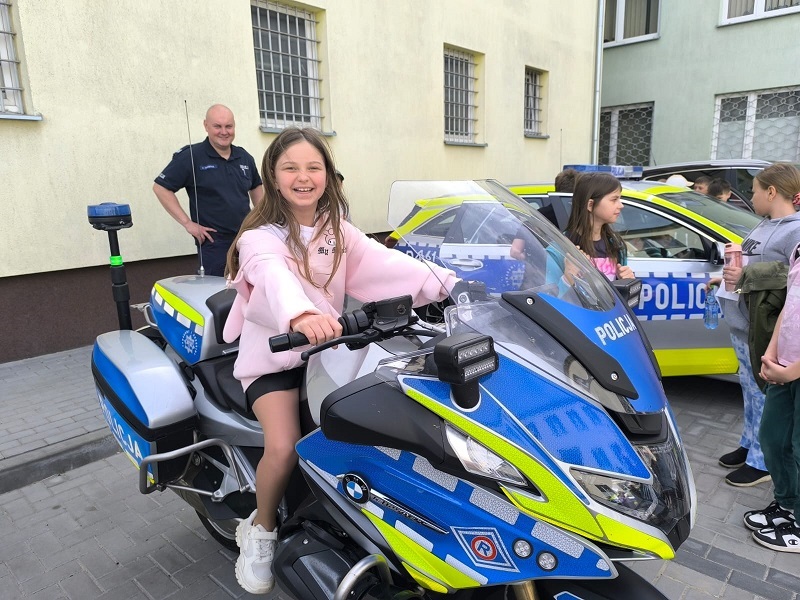 dziecko siedzi na motocyklu