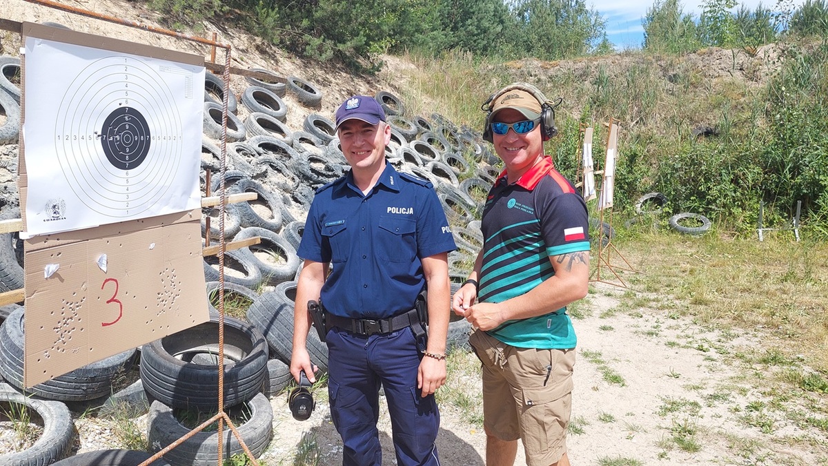 policjant i sędzia przy tarczy