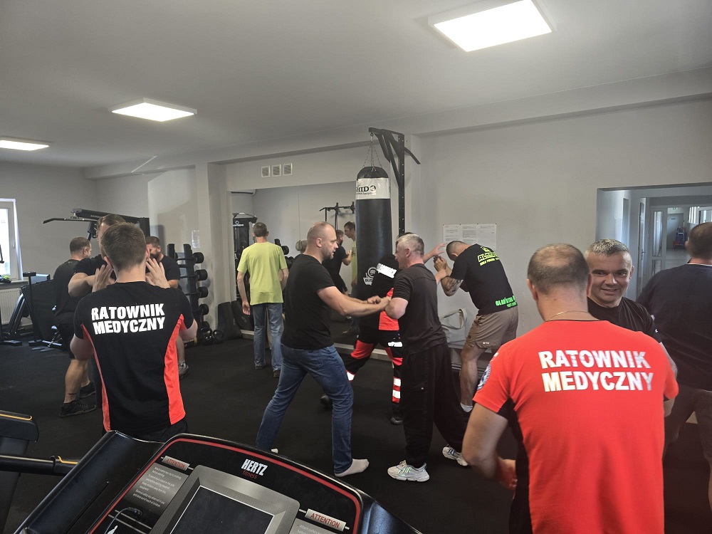 ratownicy medyczni i policjant podczas ćwiczeń