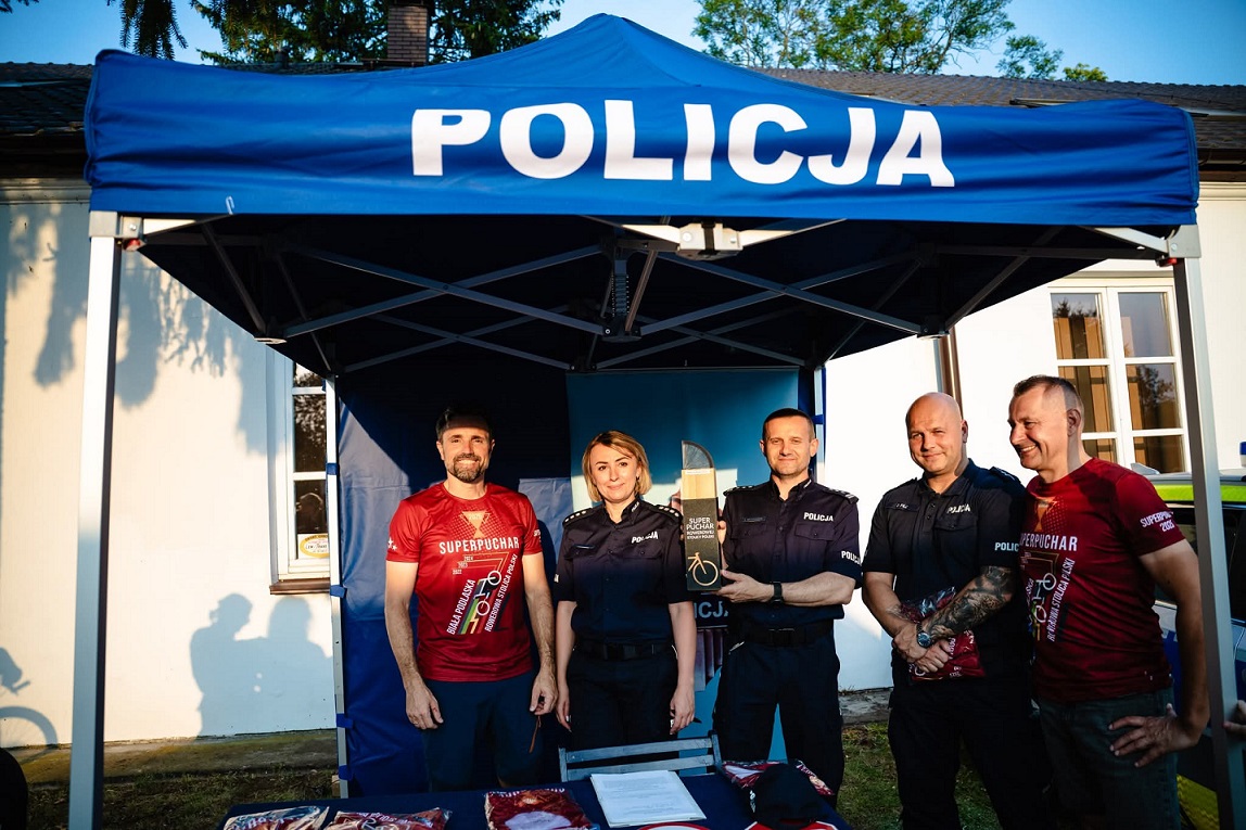 Komendant Miejski Policji i Prezydent Miasta razem z policjantami stojący pod namiotem