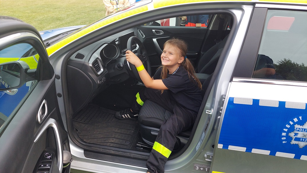 dziewczynka sziedzi w radiowozie