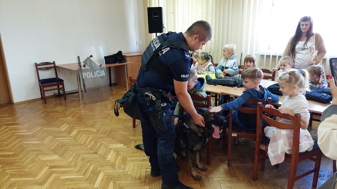 policjant z psem podczas spotkania z dziećmi