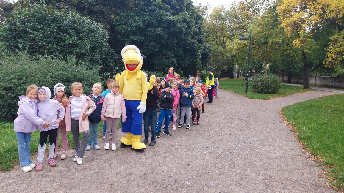 wspólne zdjęcie dzieci i opiekunów