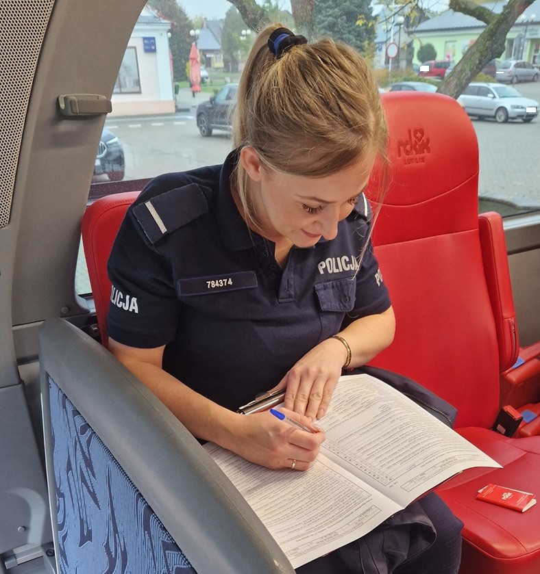 policjantka wypełnia formularz