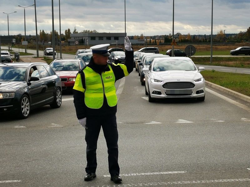 policjjant kieruje ruchem