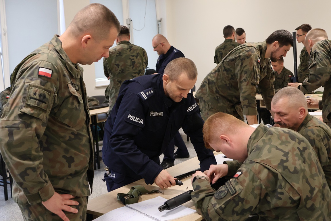 Komendant Policji z żołnierzami podczas szkolenia