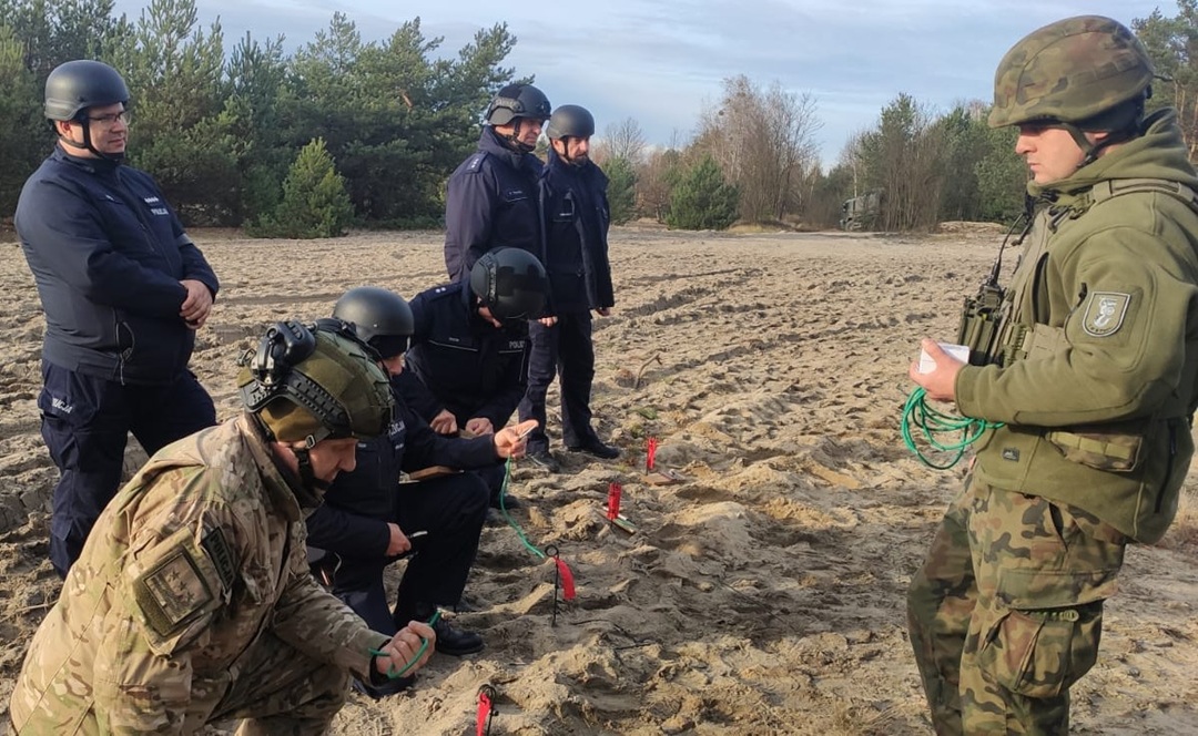 policjanci ćwiczą na poligonie