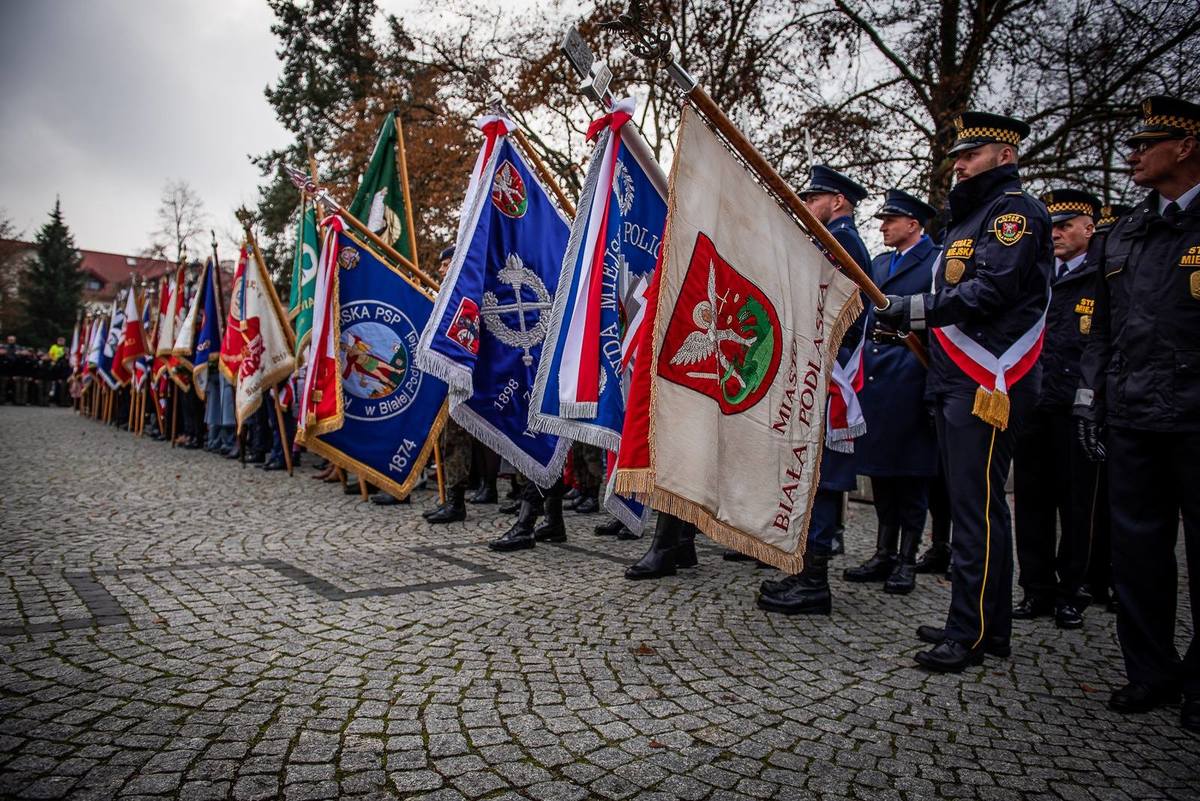 poczty sztandarowe służ podczas uroczystości