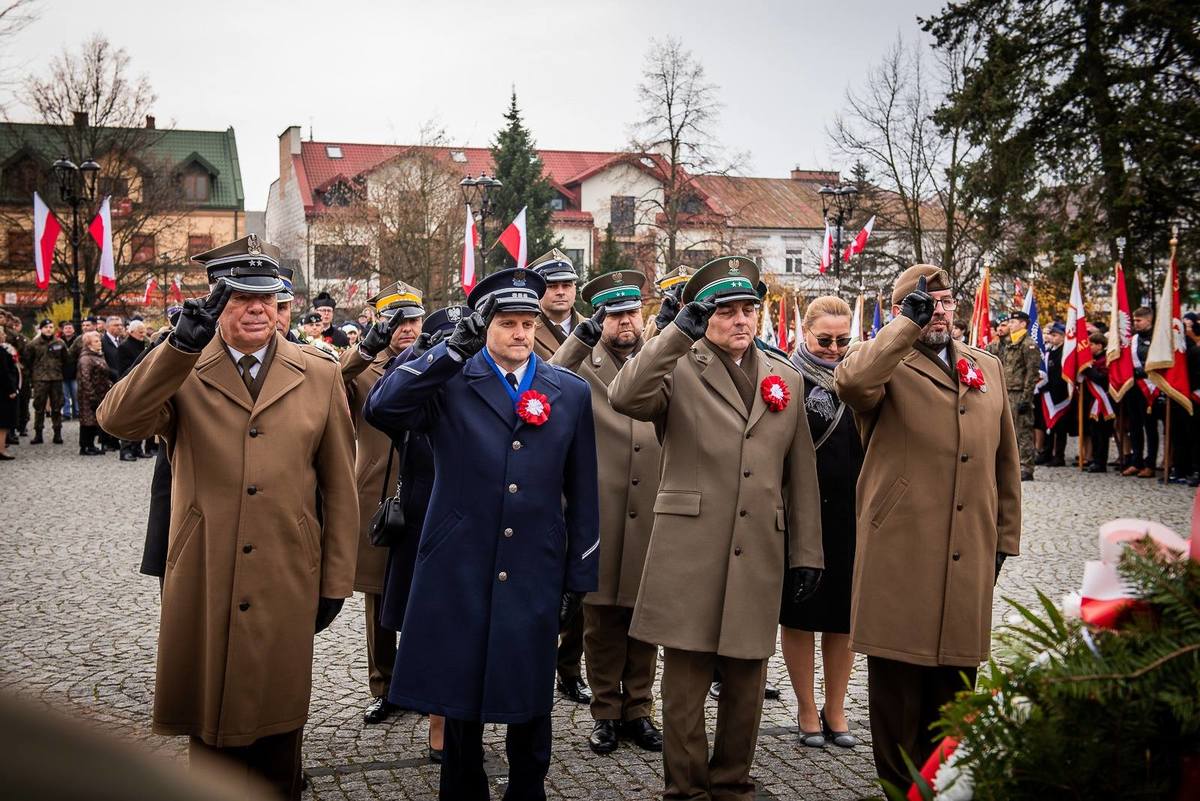 Komendant Miejski Policji oraz przedstawiciele innych służ oddają honor