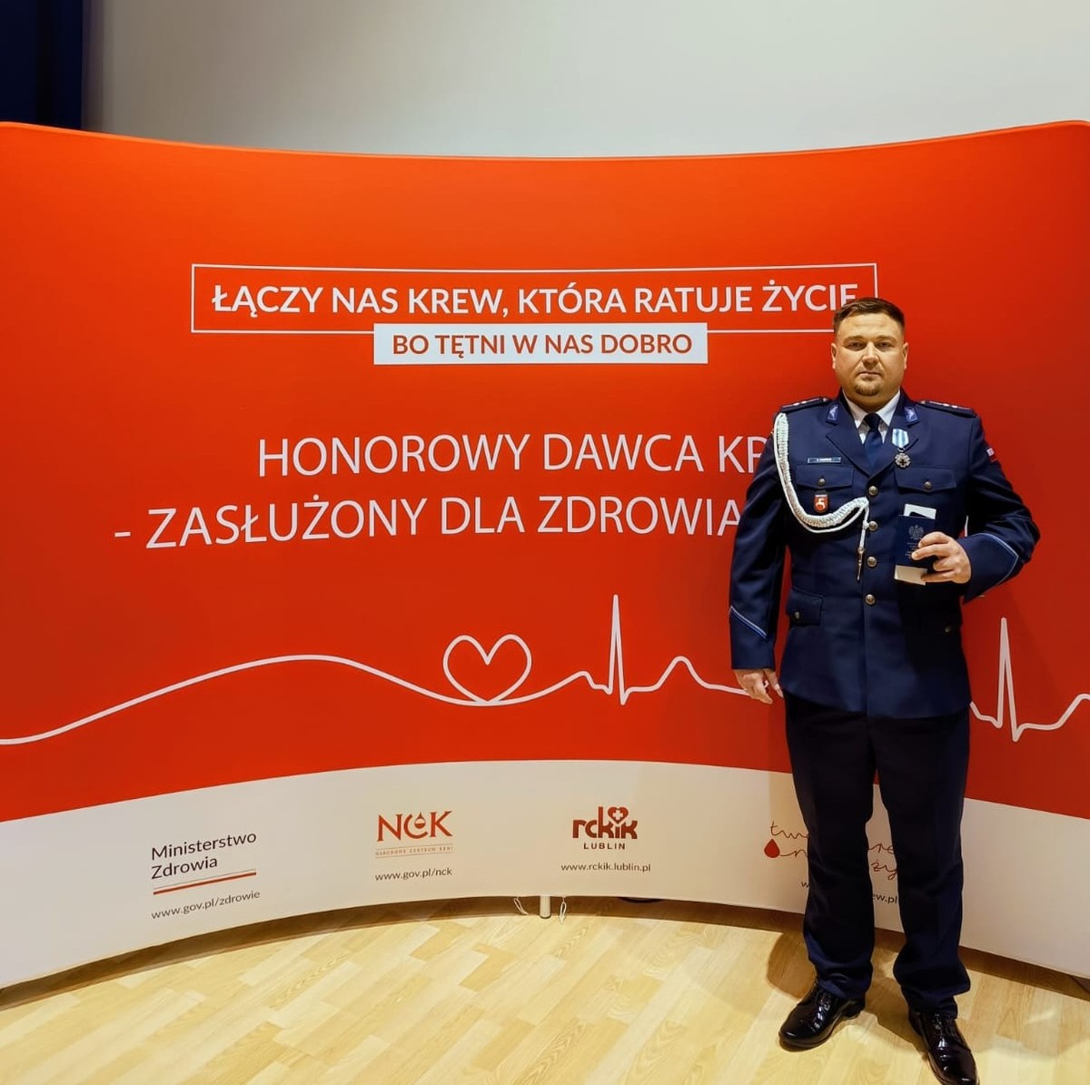 policjant przy ściance