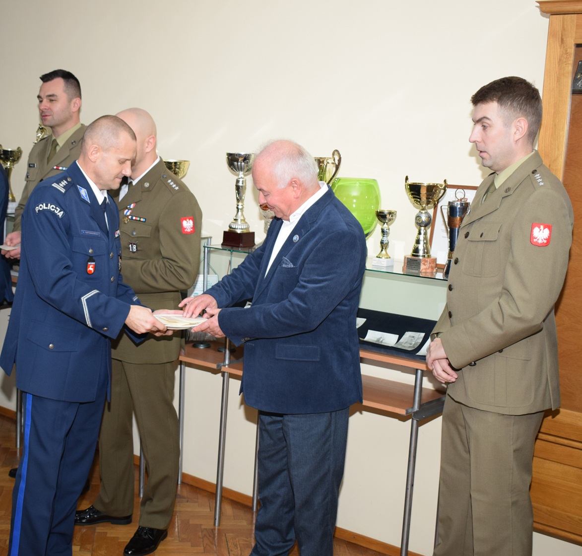 Komendant dzieli się opłatkiem z zaproszonymi gośćmi