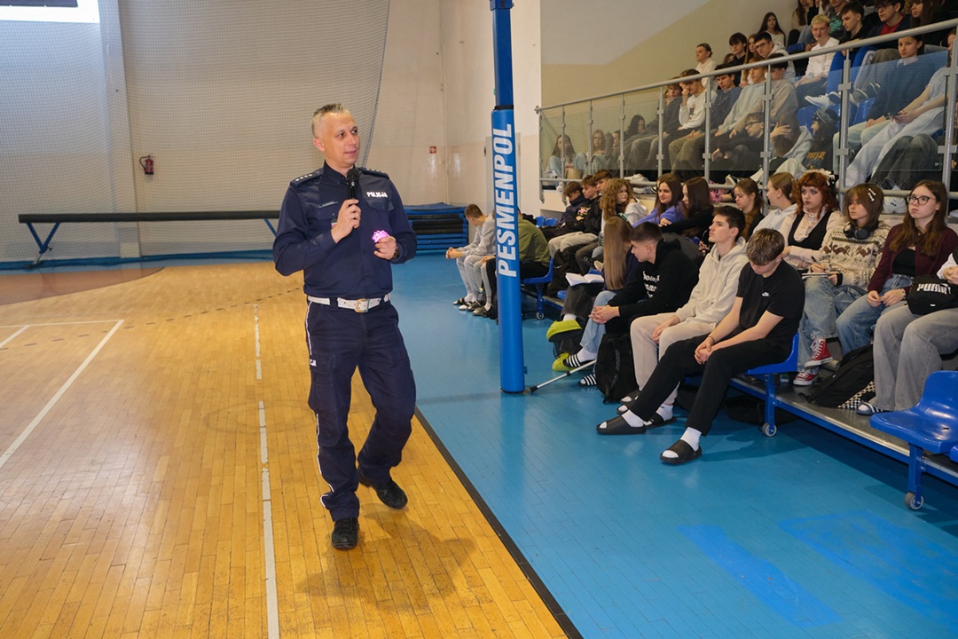 policjant podczas prelekcji