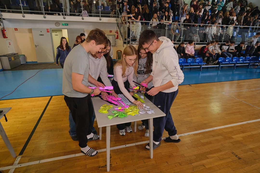 uczniowie wybierają odbaski