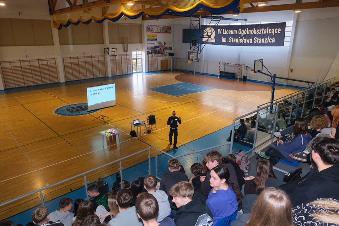 policjant podczas prelekcji