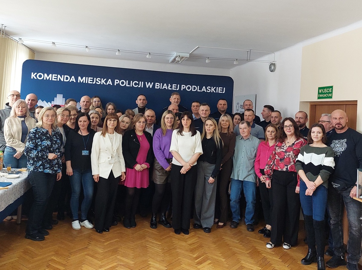 zdjecie grupowe pracowników cywilnych i kadry kierowniczej