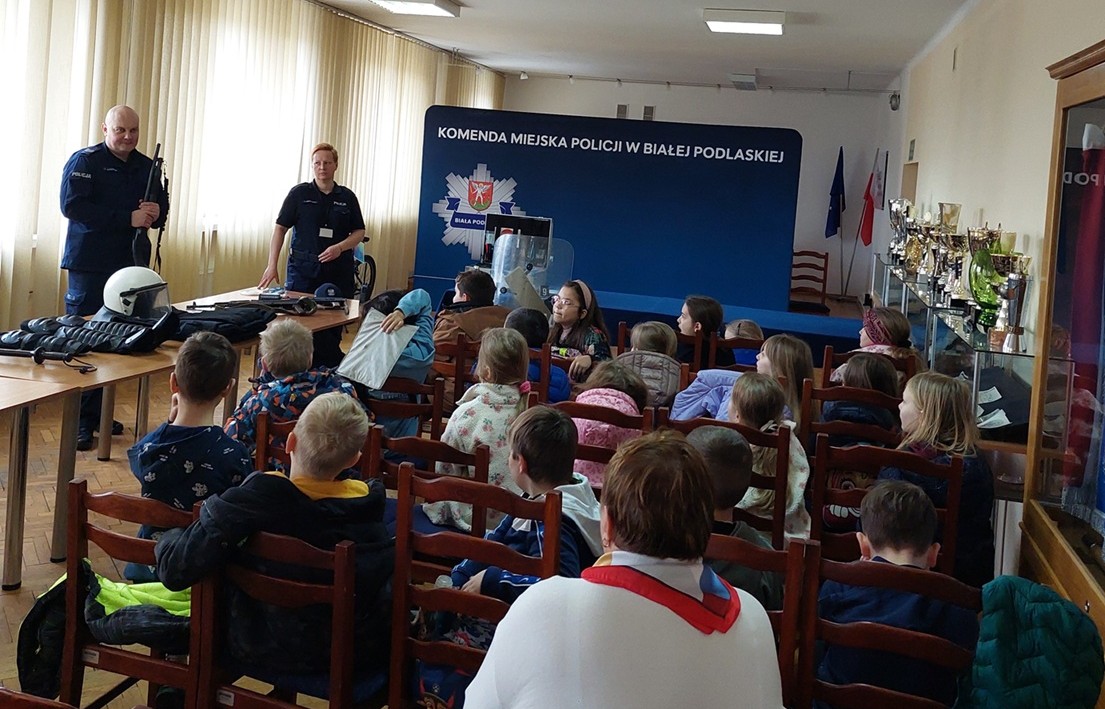policjanci podczas spotkania z dziećmi