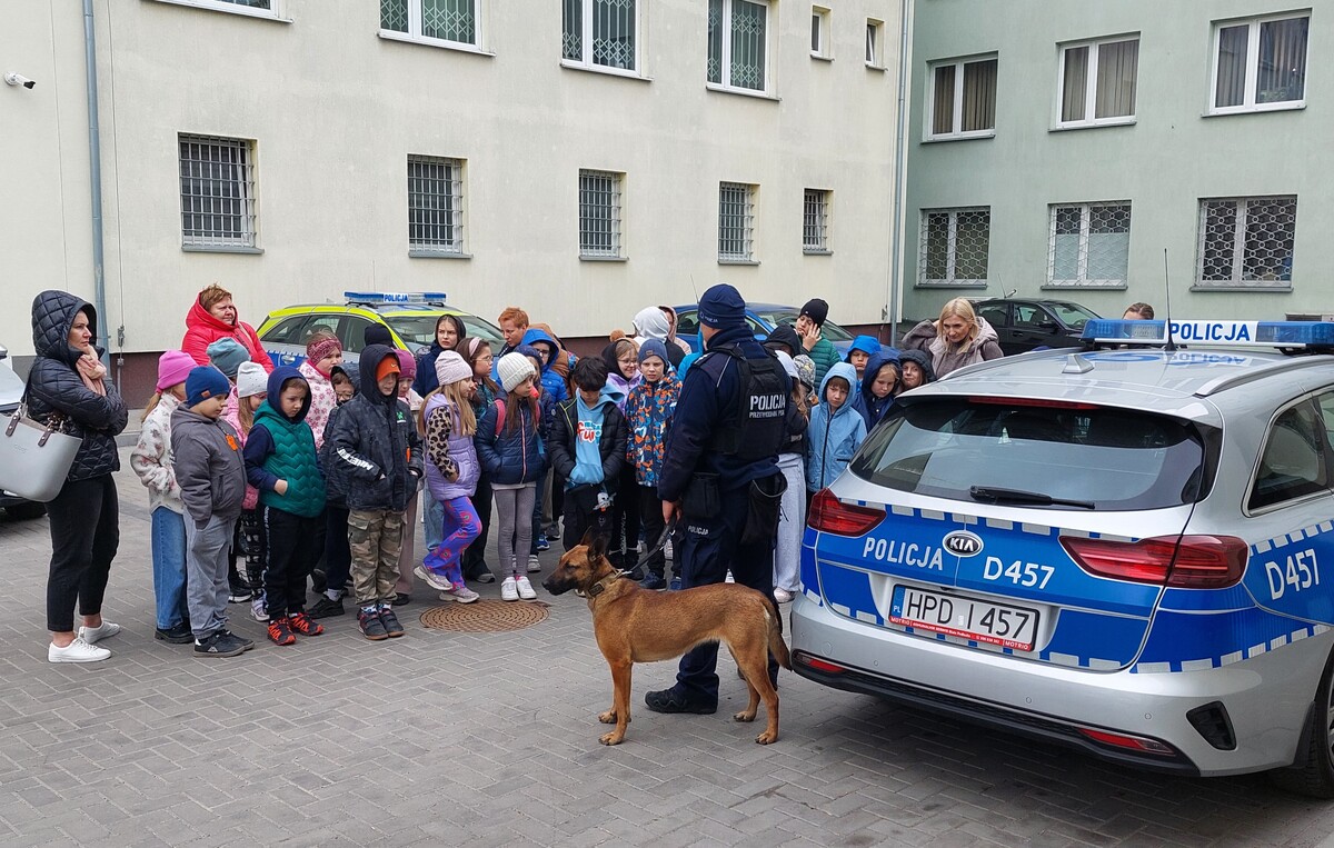 dieci podczas rozmowy z przewodnikiem psa służbowego