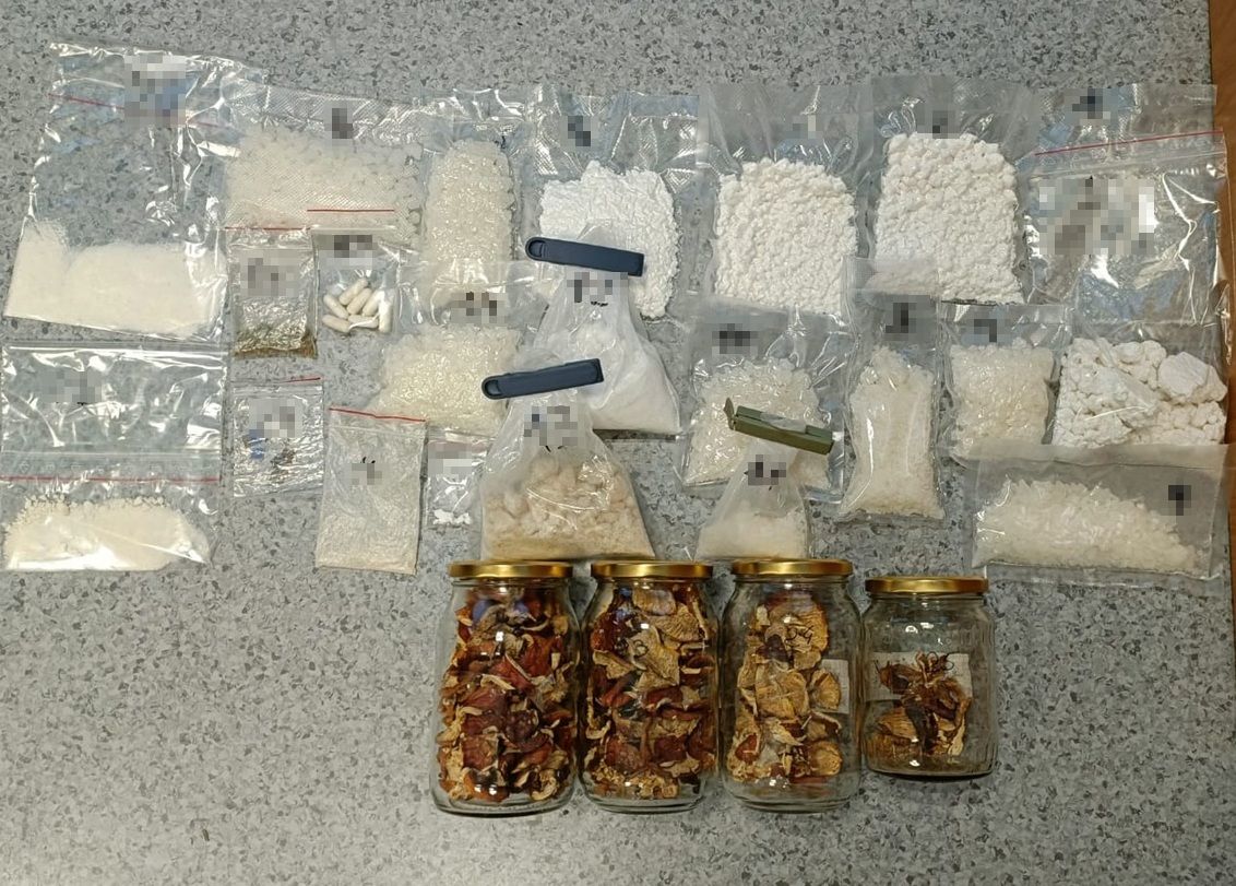 zabezpieczone narkotyki w workach foliowych oraz suszone grzyby w słoikach