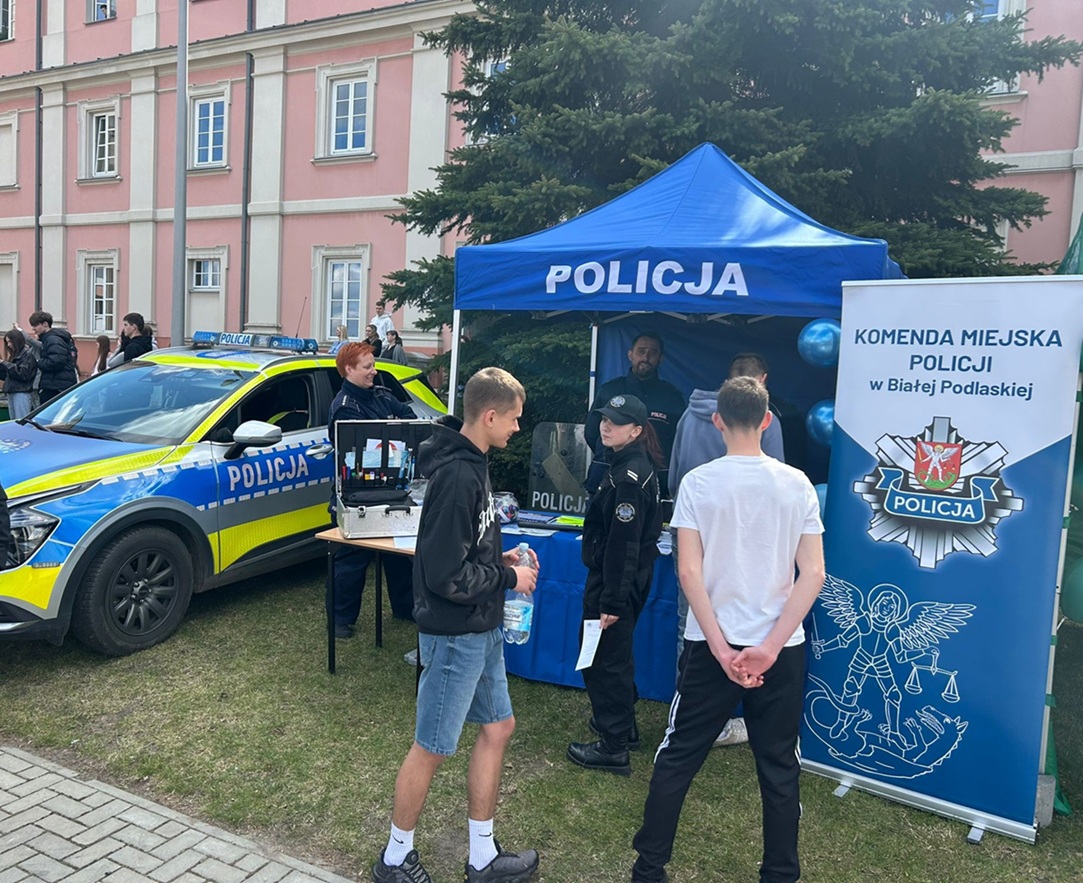 policjanci oraz uczniowie odwiedzający stoisko