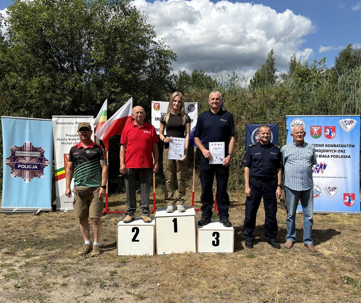 zdjęcie na podium przedstawicieli zwycięskich drużyn