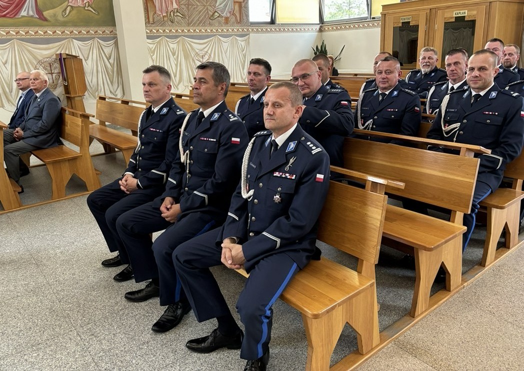 policjanci siedzą w ławkach