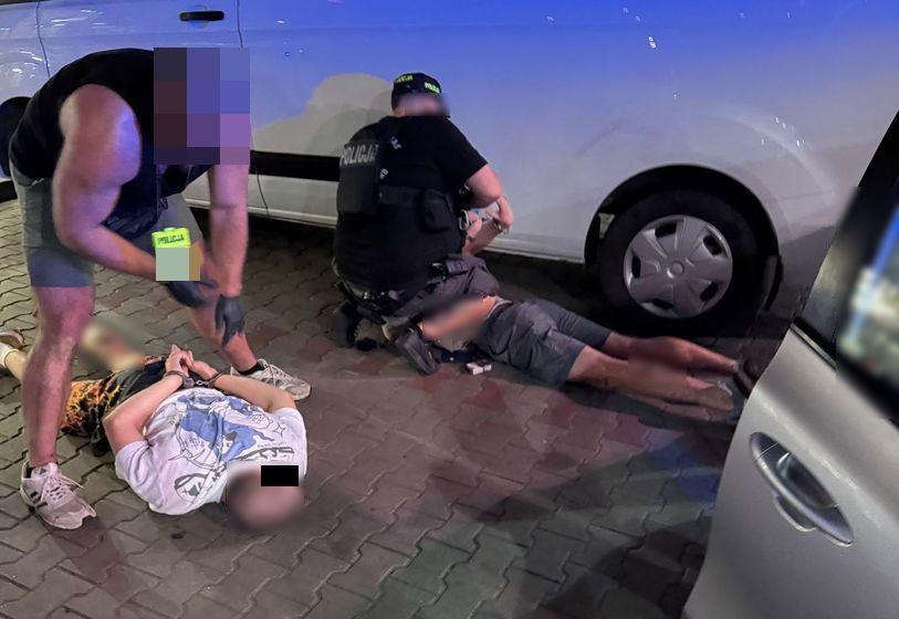 Policjanci zatrzymują mężczyzn podejrzanych o oszustwo
