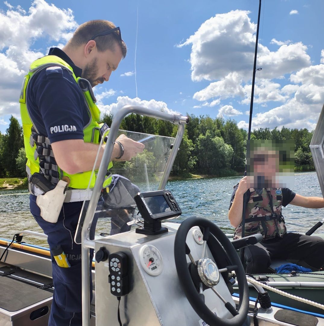 policjant rozmawia z wędkarzem