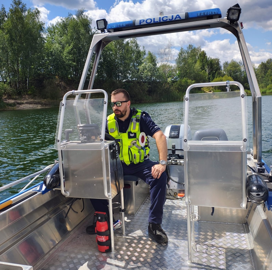 policjant siedzi na łodzi