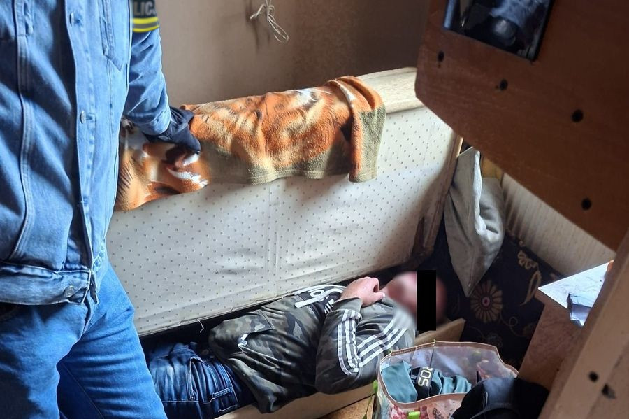 Mężczyzna schowany w wersalce przed policjantami