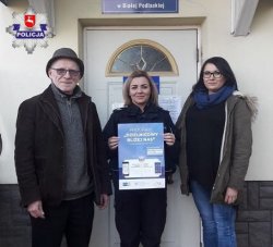 Policjanci z plakatami programu "Dzielnicowy Bliżej Nas"