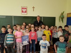 Dzielnicowy z Terespola na spotkaniu z dziećmi z SP w Kodniu