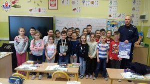 Policjant podczas spotkania z uczniami