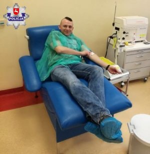 policjant oddający krew