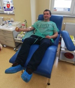 policjant oddający krew