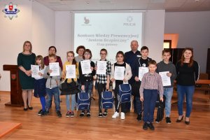 zwycieskie drużyny wraz z opiekunami oraz policjantem realizującym konkurs "Jestem Bezpieczny"