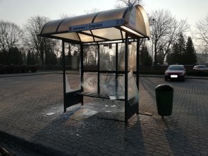 uszkodzona wiata przystankowa