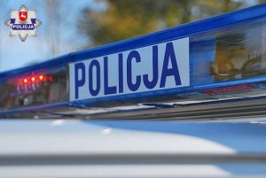 fragment policyjnego radiowozu z napisem policja