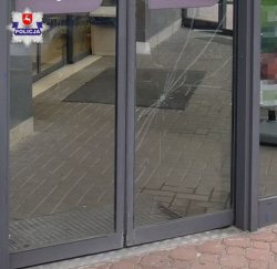 uszkodzona szyba w drzwiach sklepu