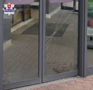 uszkodzona szyba w drzwiach sklepu