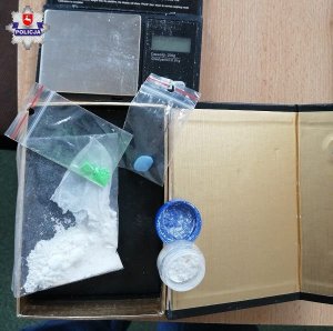 zabezpieczone środki odurzające oraz waga