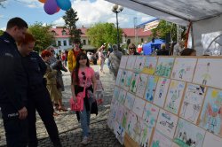 policjanci wybierają zwycięskie prace w konkursie plastycznym